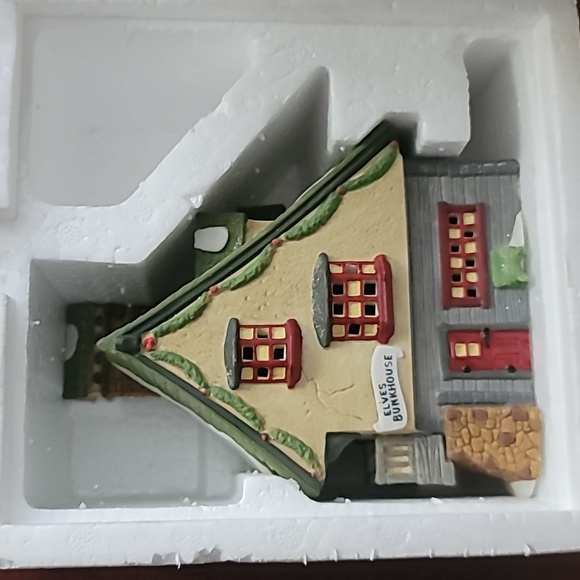 Dept 56  Heritage Village, North Pole Series,  Elves Bunkhouse, 5601-4 - Picture 12 of 14